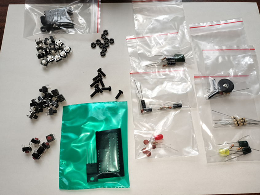 ミニ・グランドピアノの部品
小さい部品