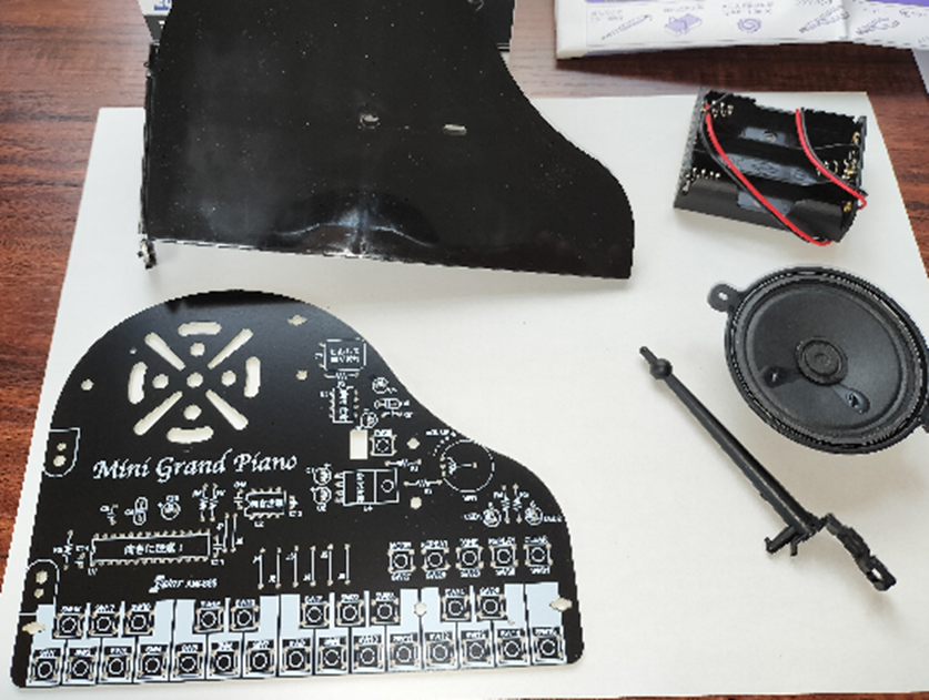 ミニ・グランドピアノの部品
大きい部品